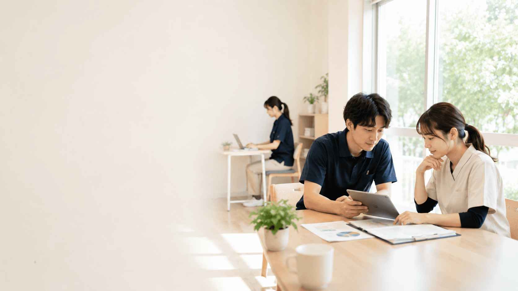 個々で仕事に打ち込む介護職員