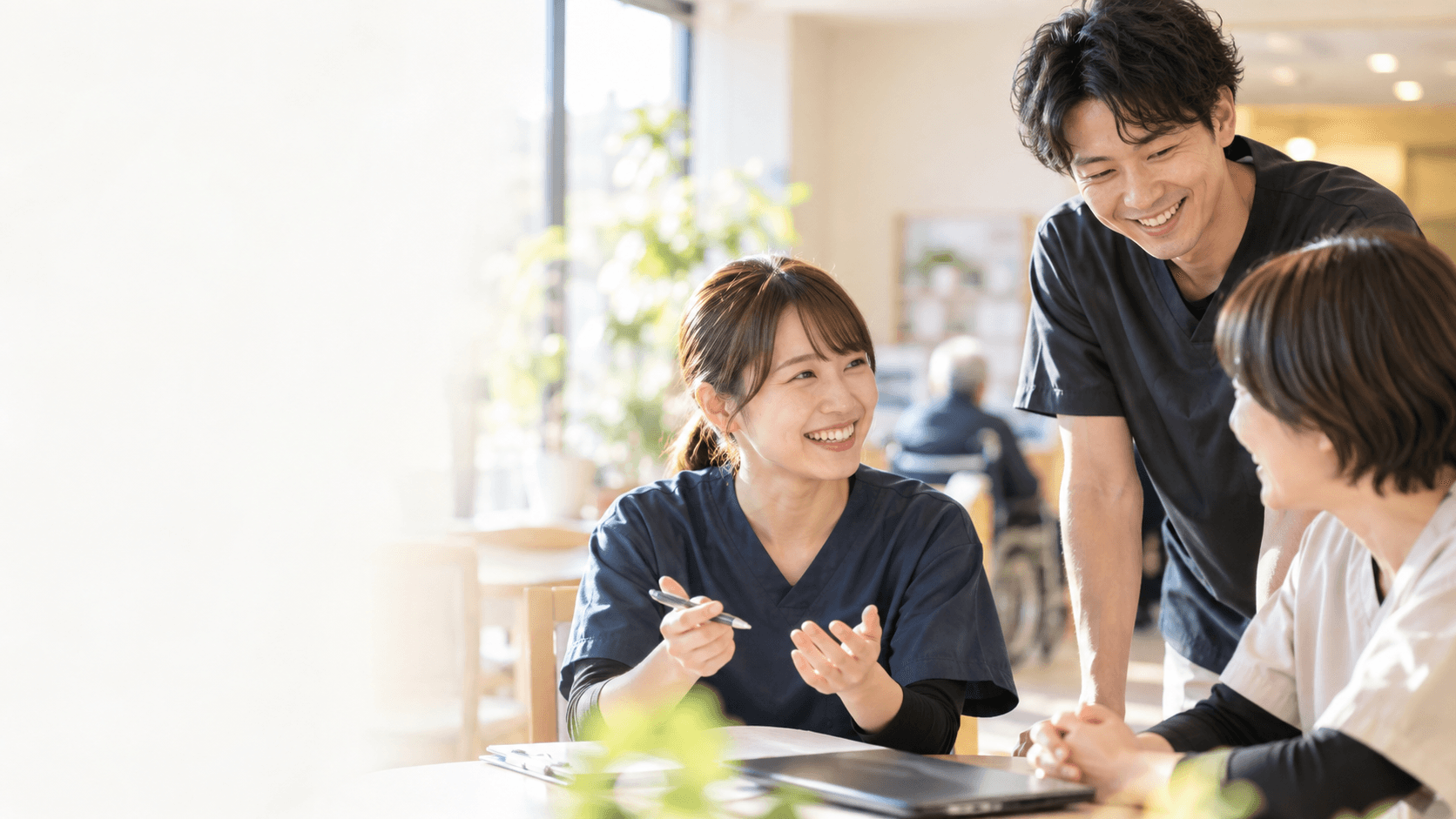 談笑する介護職員